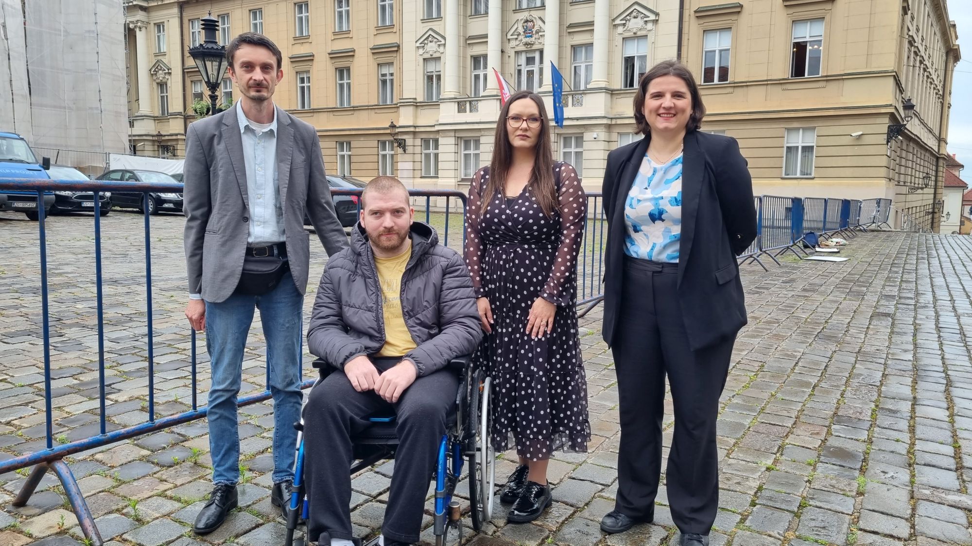 Država osobnim asistentima mora osigurati dostojanstvene plaće